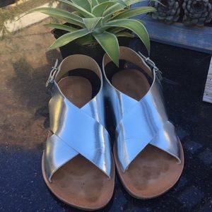 Dirty Laundry silver flat roman style sandal sz 8
